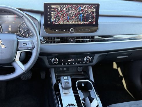 Used 2025 Mitsubishi Outlander SE image 17
