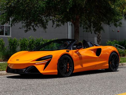 Used 2025 McLaren Artura Spider RWD image 21
