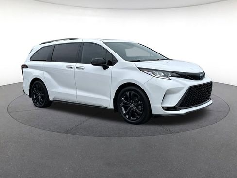 Used 2025 Toyota Sienna XSE w/ XSE Plus Package FWD image 8