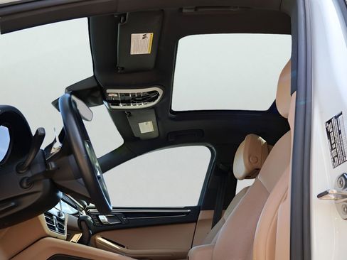 Certified 2023 Porsche Macan AWD/4WD image 35