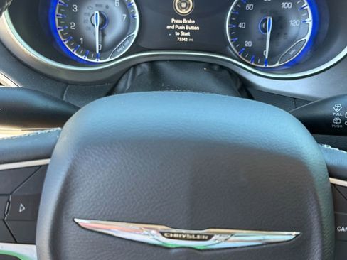 Used 2023 Chrysler Pacifica Touring-L FWD image 11