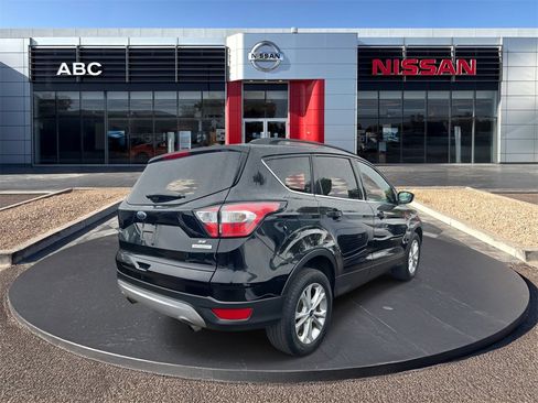 Used 2018 Ford Escape SE image 3