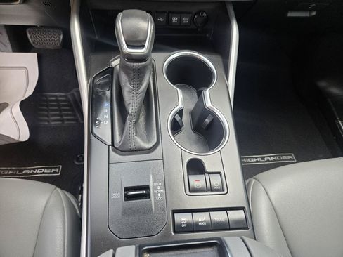 Used 2020 Toyota Highlander XLE AWD/4WD image 21