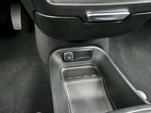 Used 2026 Chrysler Pacifica Select image 32