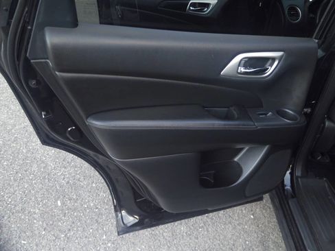 Used 2018 Nissan Pathfinder SV image 31