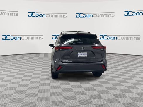 Used 2022 Toyota Highlander LE AWD/4WD image 7