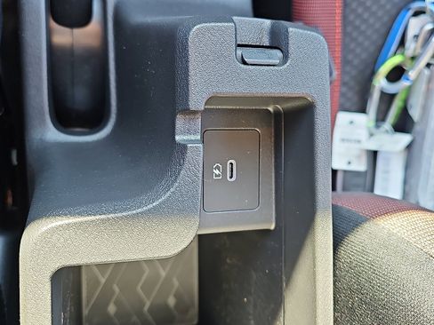 New 2025 Nissan Versa SR w/ Trunk Package image 16