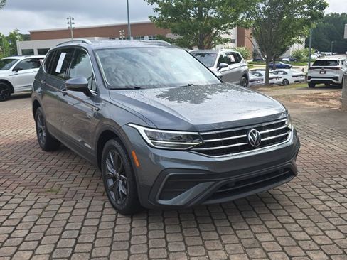 Used 2022 Volkswagen Tiguan SE FWD image 3