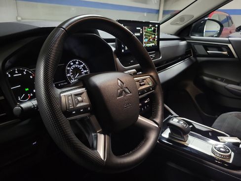 Used 2025 Mitsubishi Outlander SE image 18