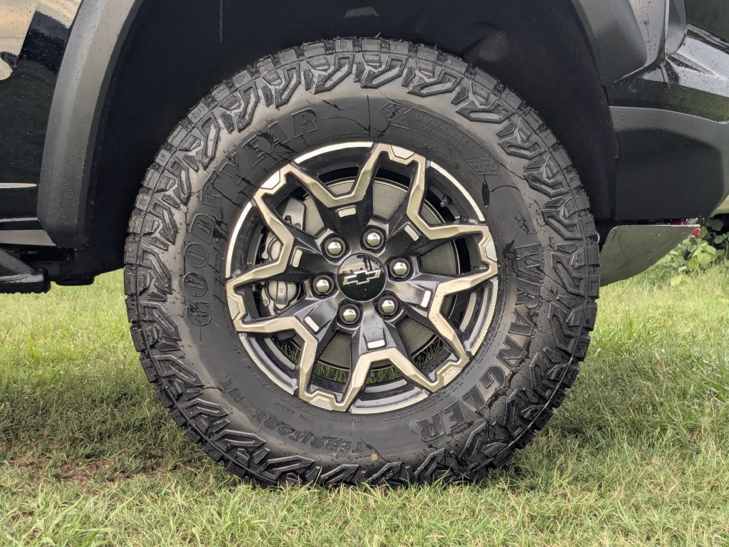 New 2026 Chevrolet Colorado ZR2 w/ Technology Package AWD/4WD image 9