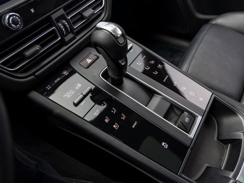 Certified 2023 Porsche Macan image 37