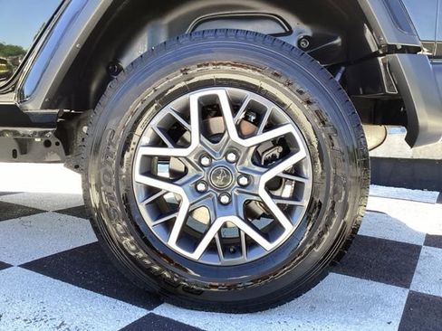 Used 2025 Jeep Wrangler Unlimited Sahara AWD/4WD image 16