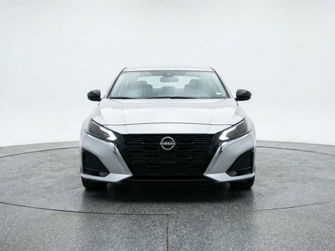 Used 2025 Nissan Altima 2.5 SV image 2