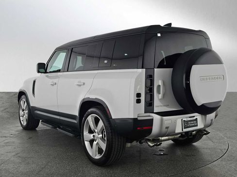 Used 2024 Land Rover Defender 110 SE image 5