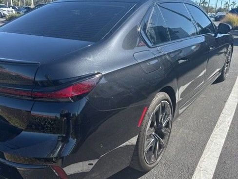 Used 2023 BMW 740i image 3