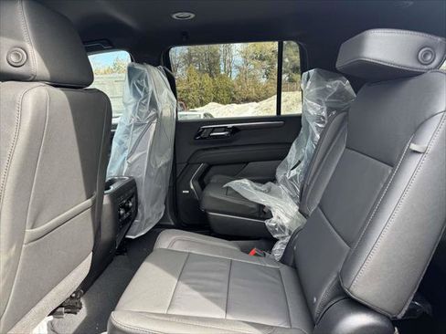 New 2026 Chevrolet Suburban LT image 9