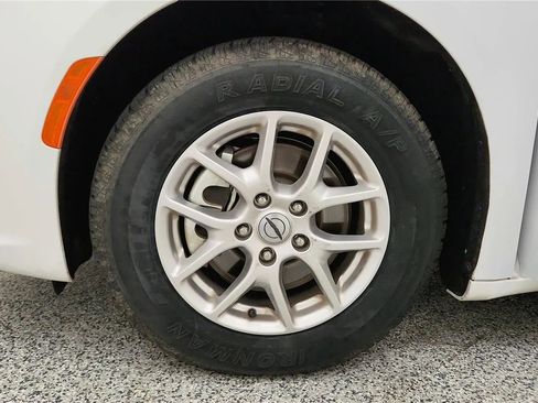 Used 2025 Chrysler Pacifica Select image 13