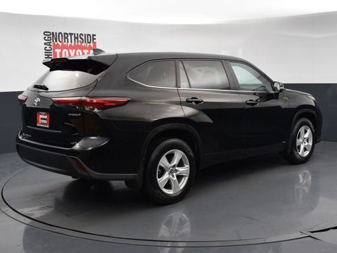 Used 2023 Toyota Highlander LE AWD/4WD image 4