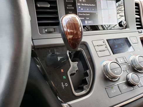 Used 2019 Toyota Sienna Limited Premium image 25