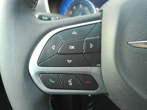 Used 2025 Chrysler Pacifica Select image 40