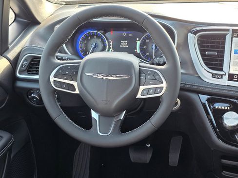 New 2026 Chrysler Pacifica Select image 14