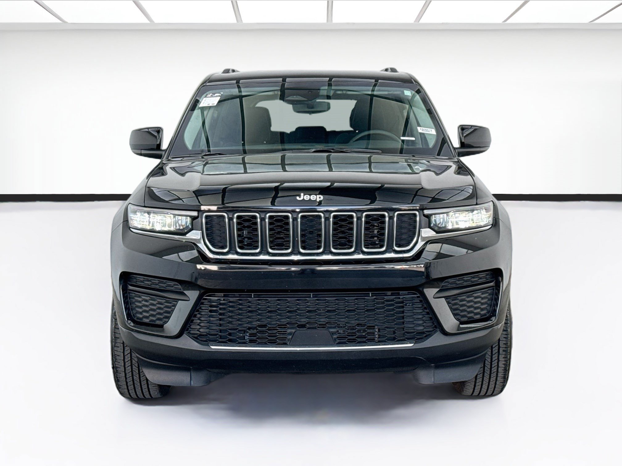 Used 2023 Jeep Grand Cherokee Laredo AWD/4WD image 2