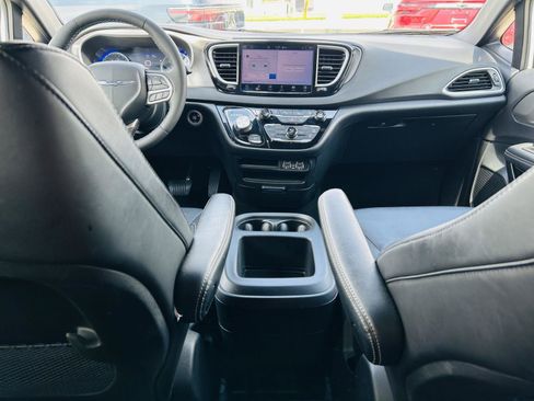 Used 2025 Chrysler Pacifica Select FWD image 24