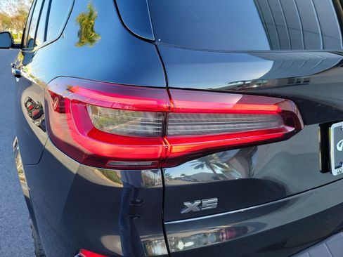 Used 2022 BMW X5 M50i w/ Executive Package image 10