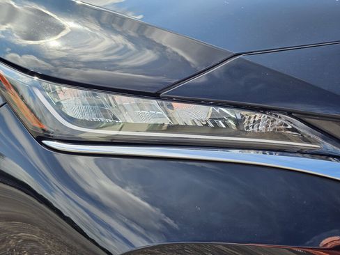 Used 2021 Toyota Venza LE AWD/4WD image 4