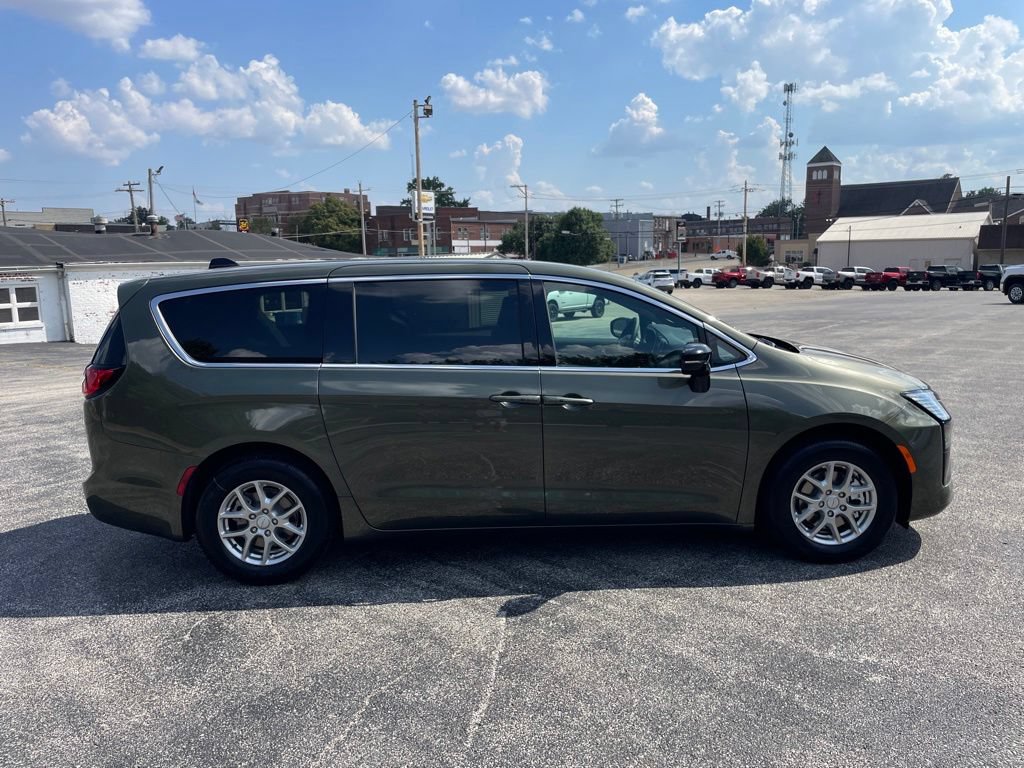 New 2027 Chrysler Pacifica Select FWD image 4