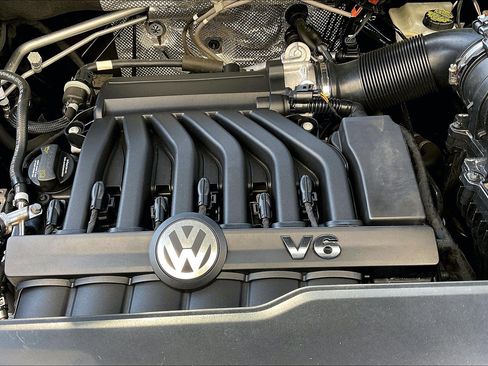 Used 2021 Volkswagen Atlas Cross Sport SEL Premium image 32