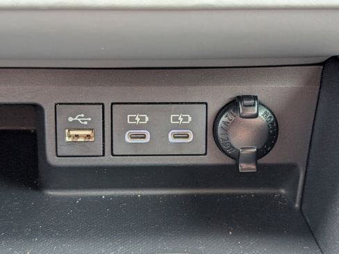 Used 2023 Toyota Highlander L image 19