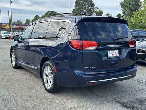 Used 2017 Chrysler Pacifica Touring-L w/ Tire & Wheel Group FWD image 4
