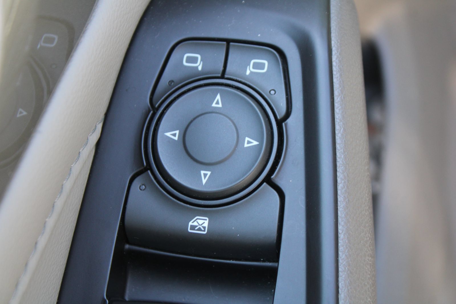 Used 2020 Chevrolet Traverse LT FWD image 21