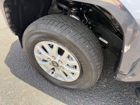 Used 2025 Toyota Tacoma SR5 AWD/4WD image 25