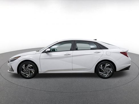 Used 2025 Hyundai Elantra SEL FWD image 4