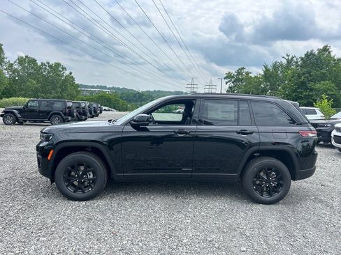 New 2025 Jeep Grand Cherokee Laredo image 2