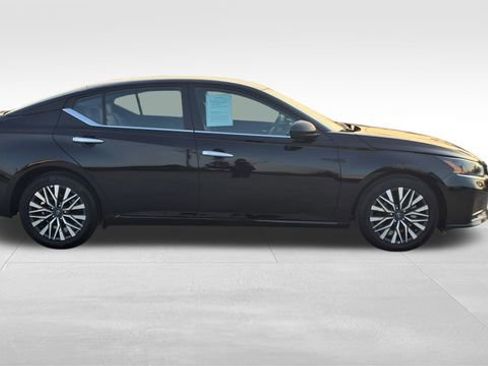 Used 2025 Nissan Altima 2.5 SV image 8