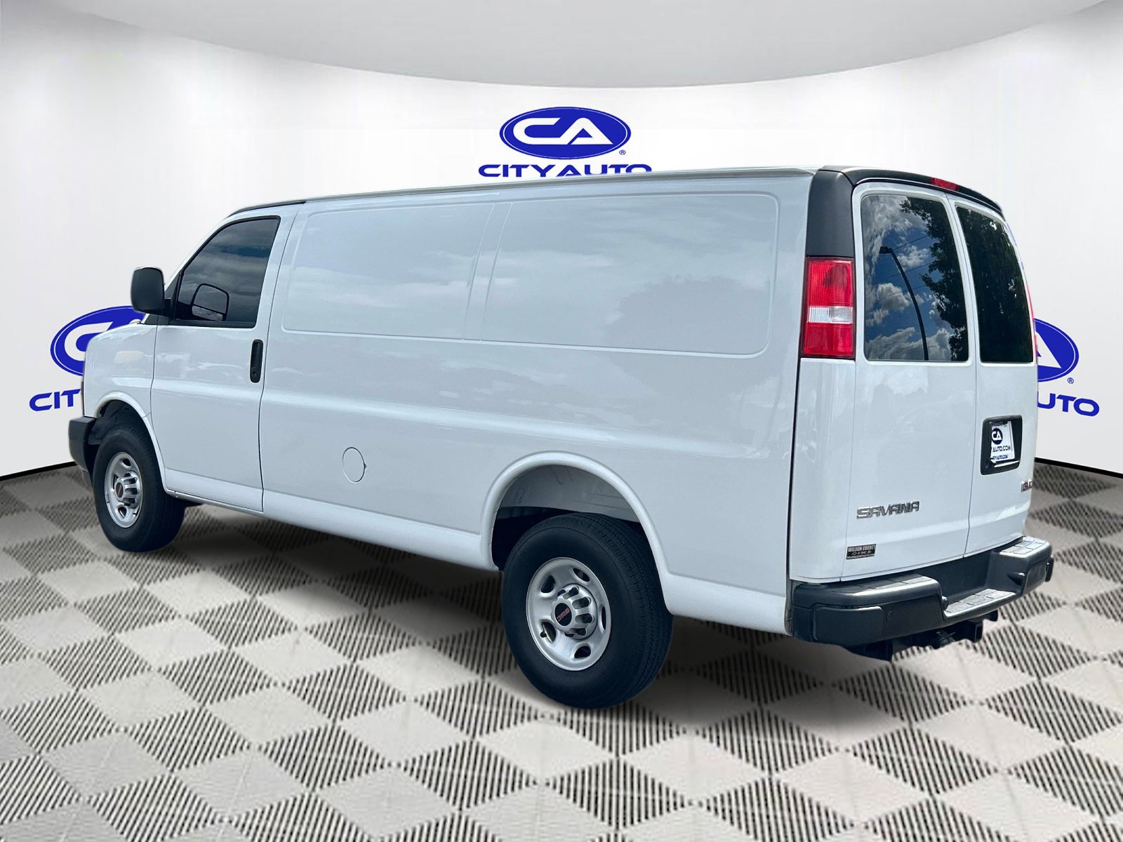 Used 2025 GMC Savana 2500 w/ Driver Convenience Package RWD image 5