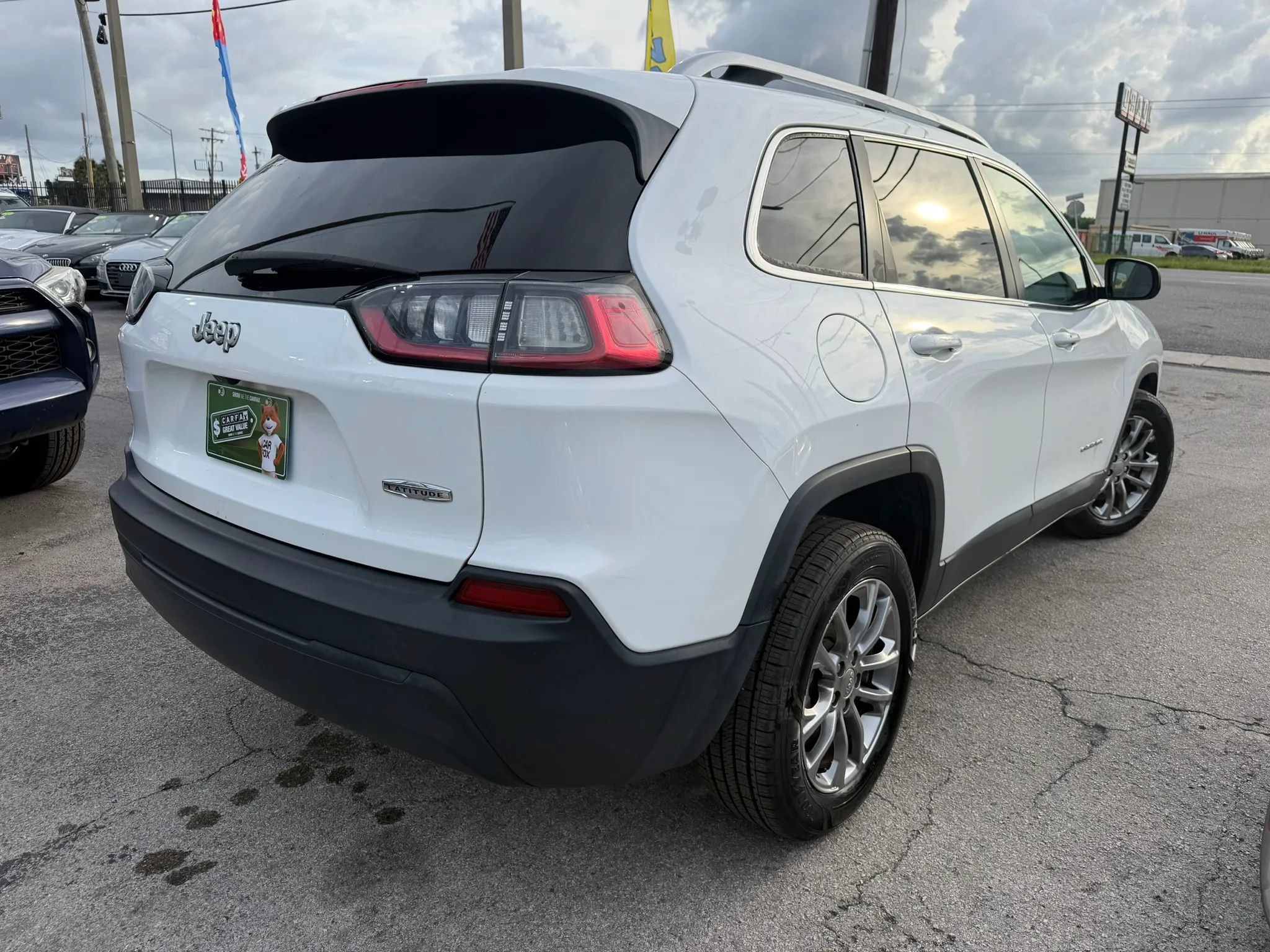 Used 2019 Jeep Cherokee Latitude Plus FWD image 4
