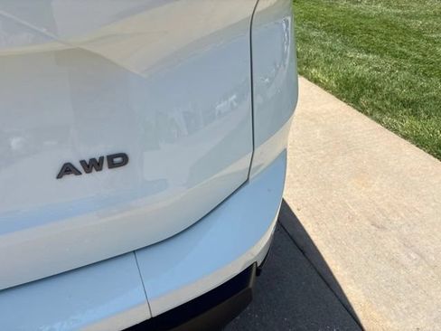 Used 2024 Nissan Rogue S AWD/4WD image 9