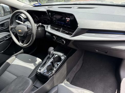 Used 2025 Chevrolet Trax LT FWD image 13
