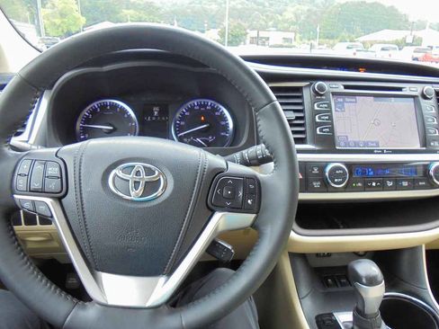 Used 2014 Toyota Highlander XLE FWD image 6