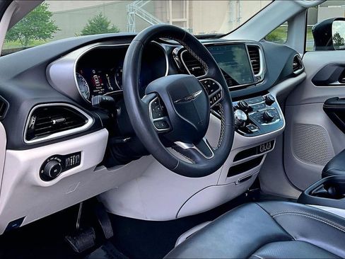 Used 2023 Chrysler Pacifica Touring-L FWD image 18