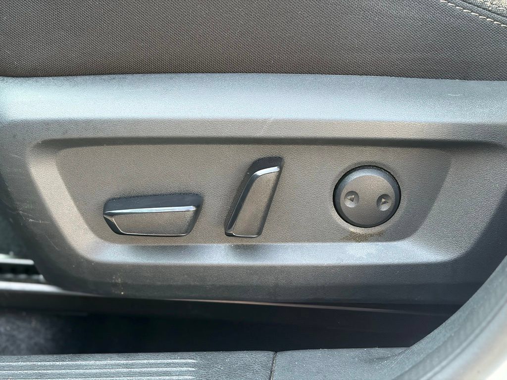 Used 2025 Nissan Rogue SV AWD/4WD image 22