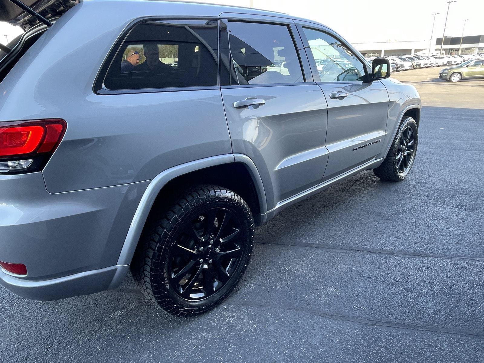 Used 2018 Jeep Grand Cherokee Altitude AWD/4WD image 7
