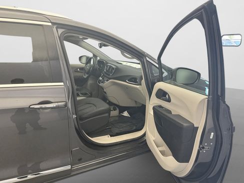 Used 2019 Chrysler Pacifica Touring-L FWD image 17