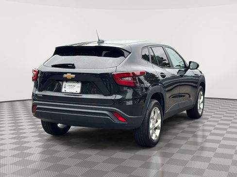 Used 2024 Chevrolet Trax LS w/ LS Convenience Package FWD image 4