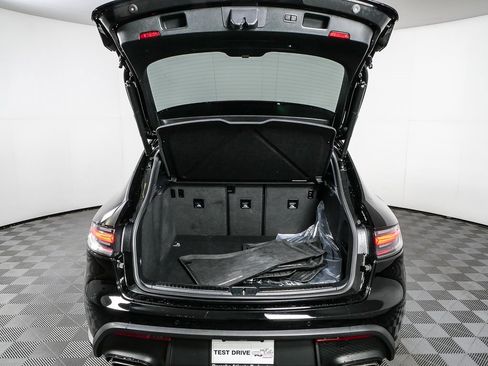 Certified 2025 Porsche Macan image 33