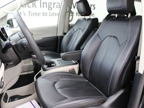 Used 2024 Chrysler Pacifica Limited FWD image 15